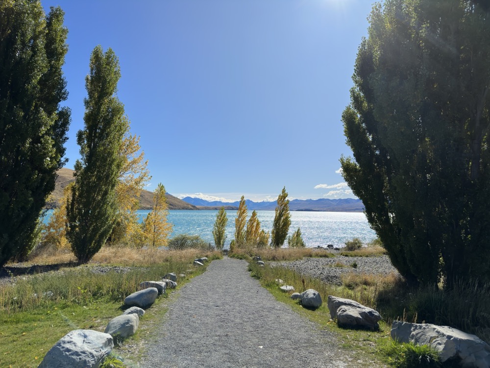 Blick auf den See zu Beginn der Wanderung