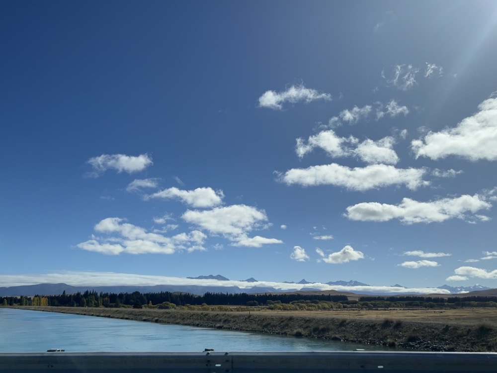 Hinweg zum Lake Pukaki – die Bergkette rückt näher