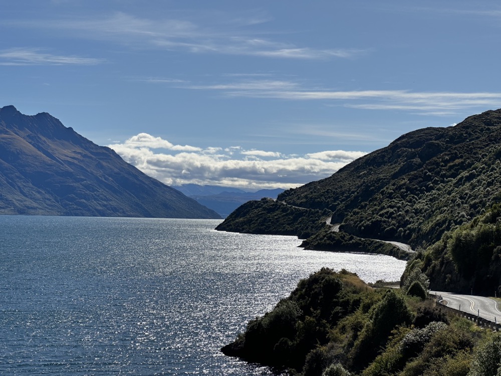 Wundervolle Straßen direkt am Wasser entlang