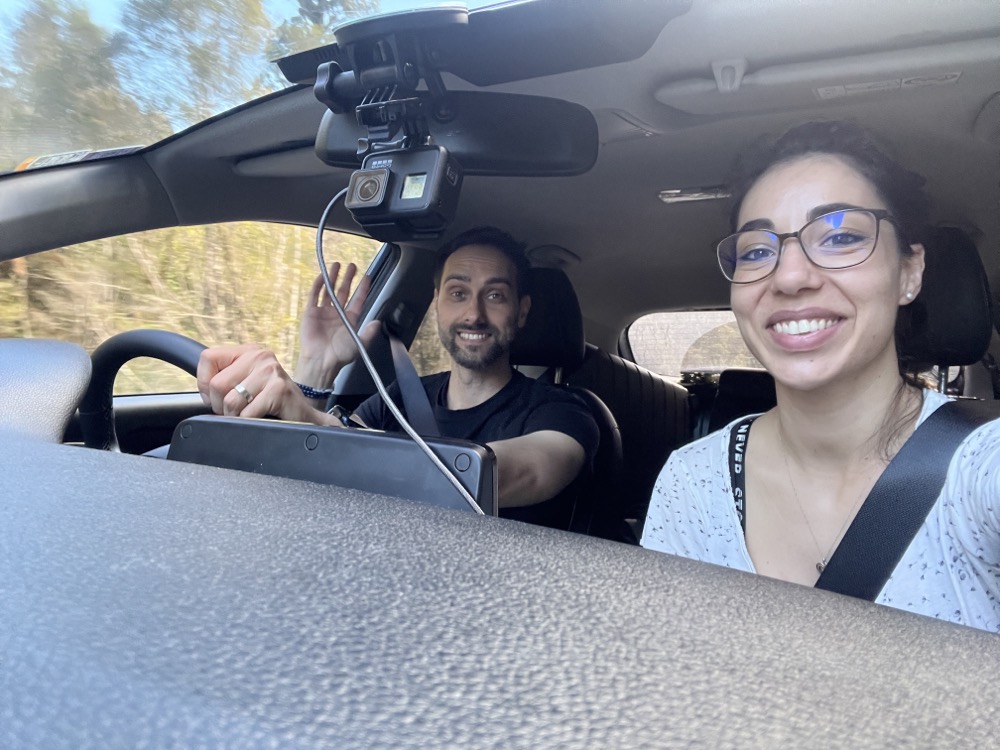 Fahrer und Co-Pilot in bester Stimmung