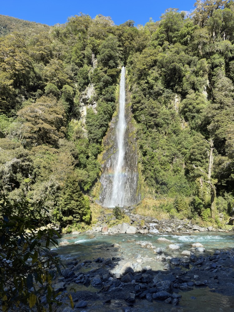 Man kann den kraftvollen Fall des Wassers hören und sehen