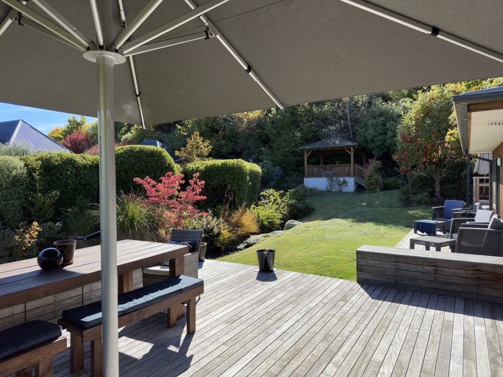 Terrasse & Garten mit Blick auf den Hot Tub