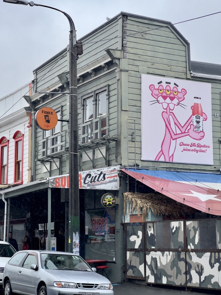 Blickrichtung links die Cuba Street hinauf mit Fidel&rsquo;s Cafe