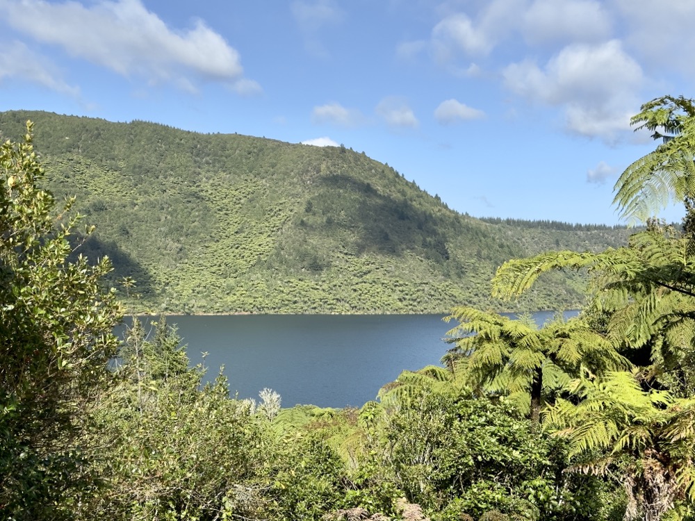 Blick auf den Lake Rotokākahi