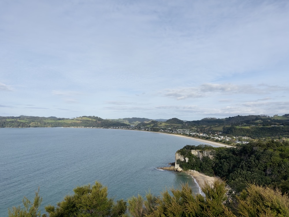 vorne Lonely Bay, dahinter Cooks Beach